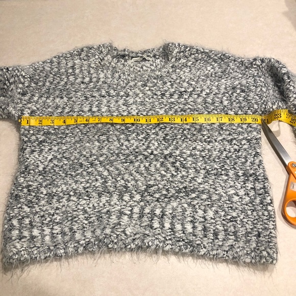 ⭐️ Search for Sanity Black & White Eyelash Fuzzy Sweater Size: EXTRA SMALL - Picture 13 of 16